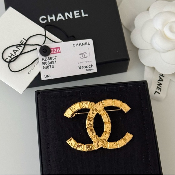 CHANEL Accessories - NEW Chanel Brooch 22A, Golden